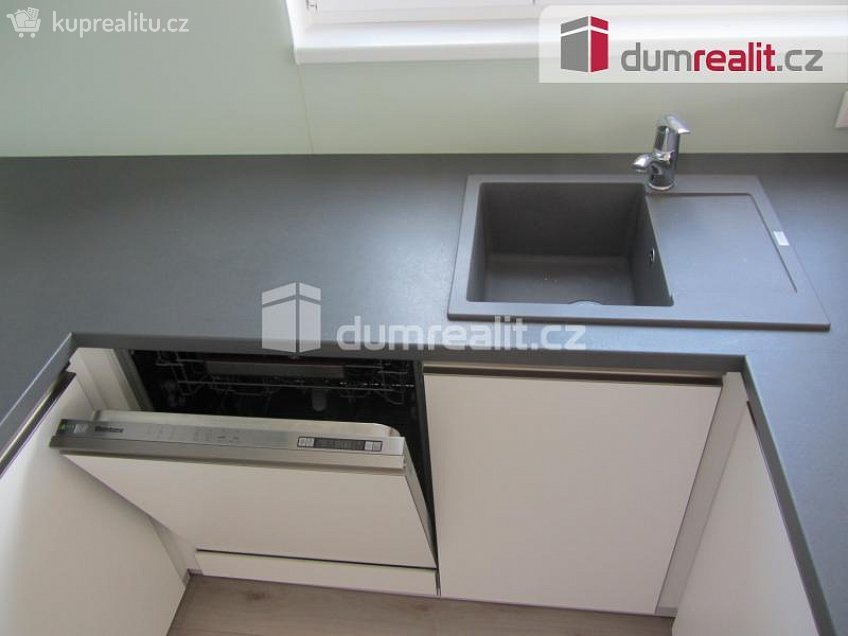 Pronájem bytu 4+kk 94 m^2 Jurkovičova, Praha 11 