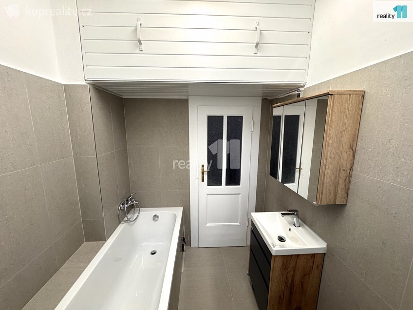 Pronájem bytu 1+1 49 m^2 Zlonínská, Praha 8 