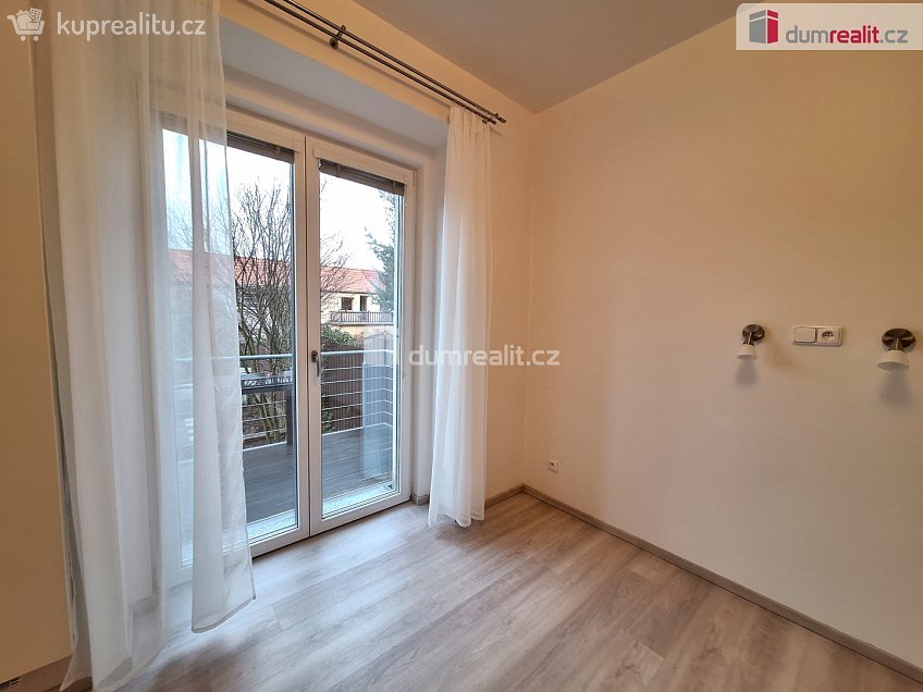 Pronájem bytu 2+kk 36 m^2 Severozápadní III, Praha 4 