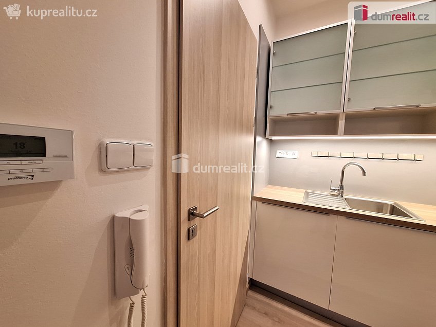 Pronájem bytu 2+kk 36 m^2 Severozápadní III, Praha 4 