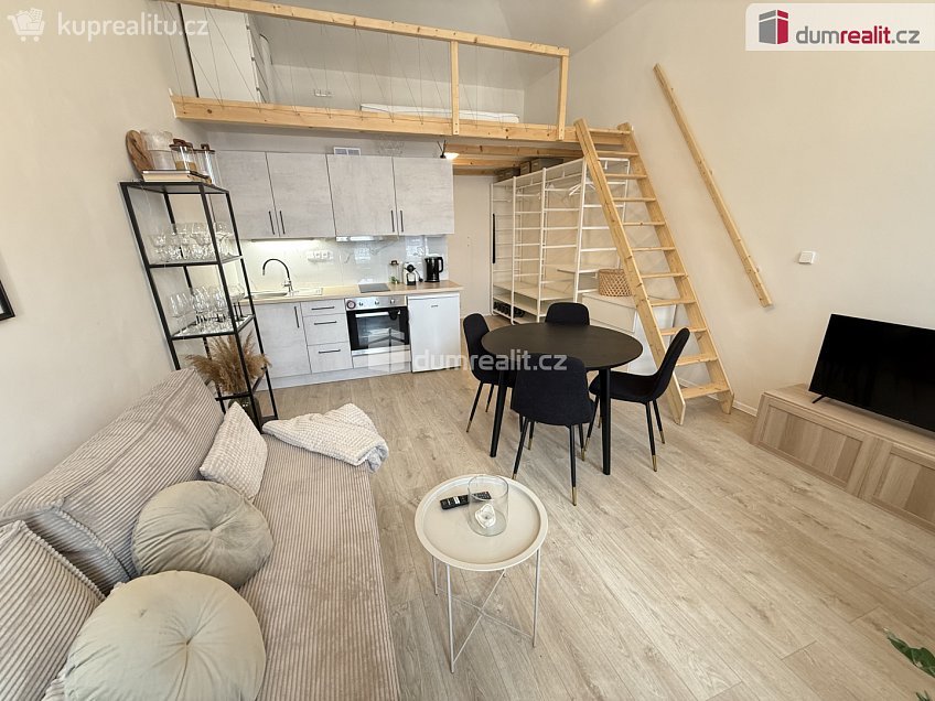 Pronájem bytu 1+kk 42 m^2 Na Valentince, Praha 5 