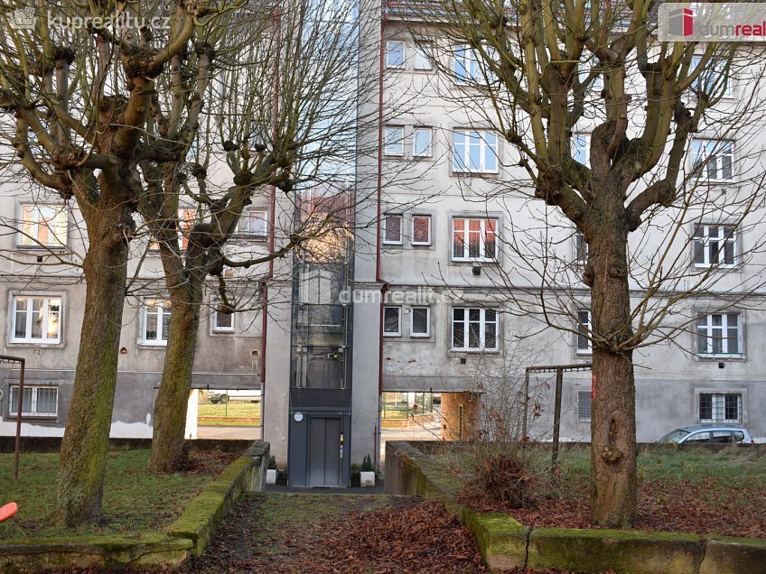 Prodej bytu 2+1 42 m^2 Nad Dvorem, Karlovy Vary 