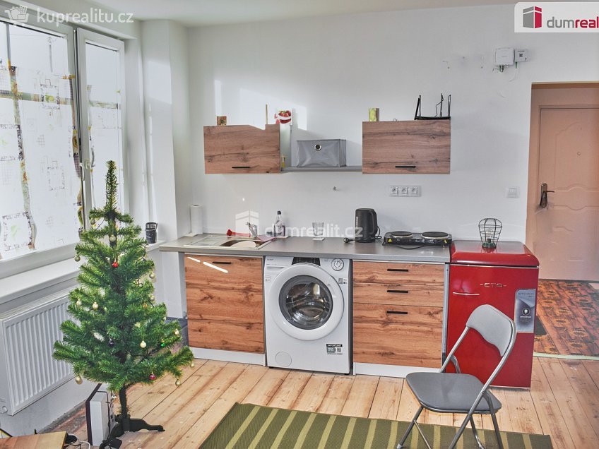 Prodej bytu 2+1 42 m^2 Nad Dvorem, Karlovy Vary 