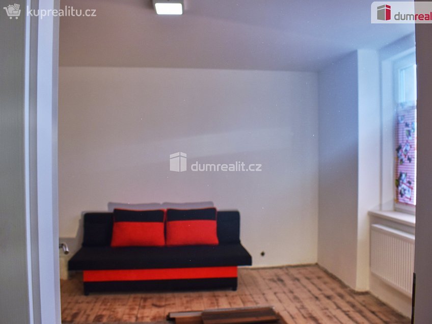 Prodej bytu 2+1 42 m^2 Nad Dvorem, Karlovy Vary 