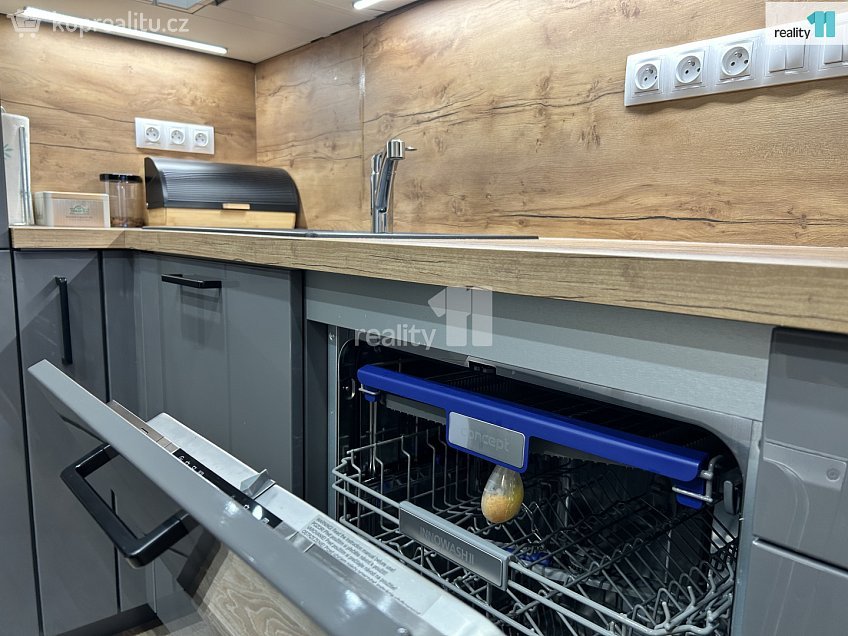 Pronájem bytu 3+kk 95 m^2 Ivana Hlinky, Praha 9 