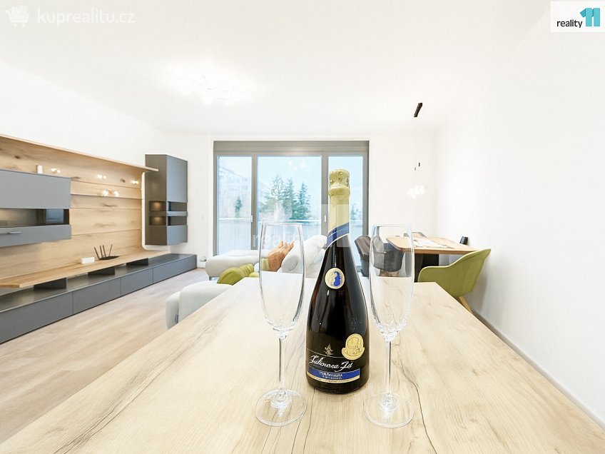 Pronájem bytu 3+kk 95 m^2 Ivana Hlinky, Praha 9 