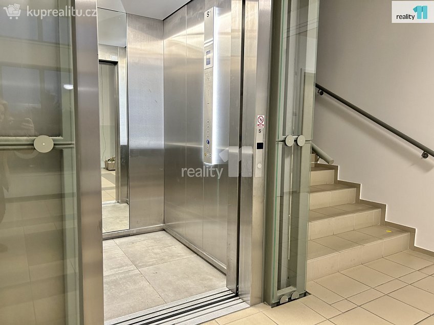 Pronájem bytu 3+kk 95 m^2 Ivana Hlinky, Praha 9 