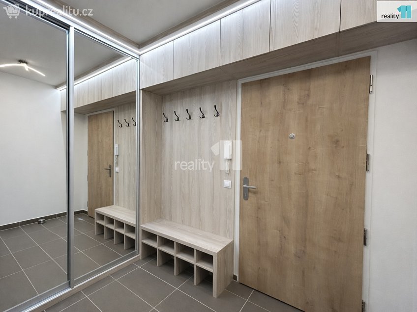 Pronájem bytu 3+kk 95 m^2 Ivana Hlinky, Praha 9 