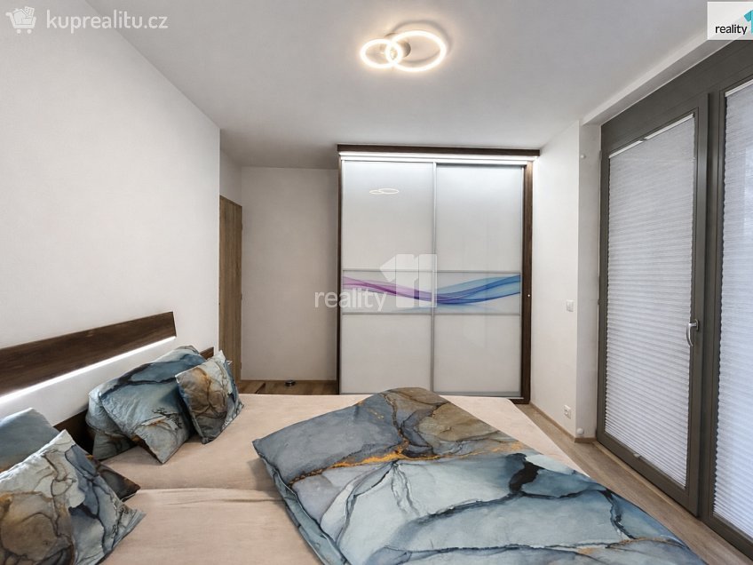 Pronájem bytu 3+kk 95 m^2 Ivana Hlinky, Praha 9 