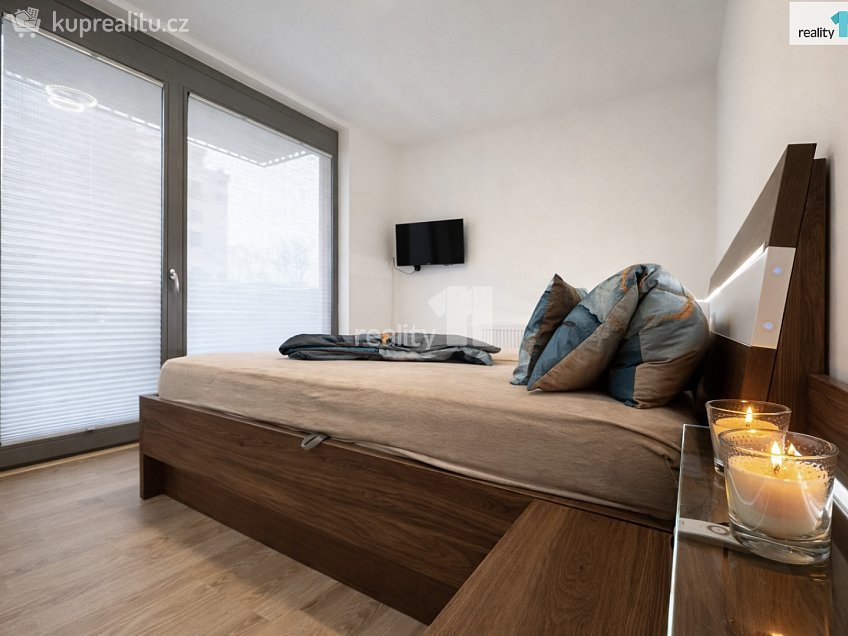 Pronájem bytu 3+kk 95 m^2 Ivana Hlinky, Praha 9 