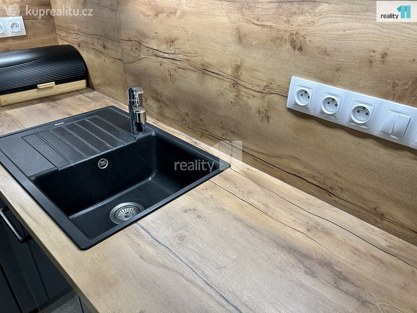 Pronájem bytu 3+kk 95 m^2 Ivana Hlinky, Praha 9 