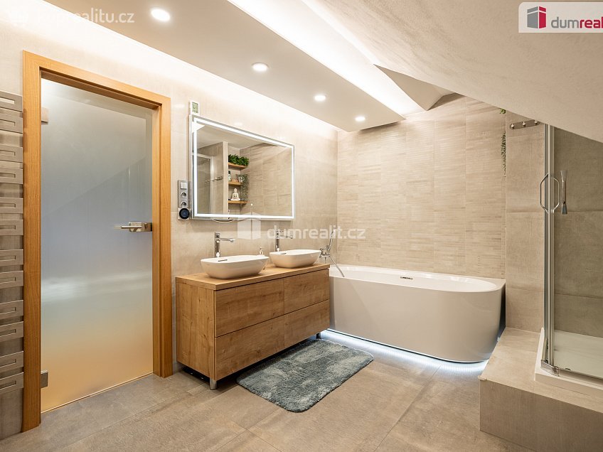 Prodej  vily 300 m^2 Jedlová, Říčany 