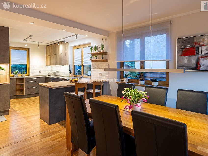 Prodej  vily 300 m^2 Jedlová, Říčany 