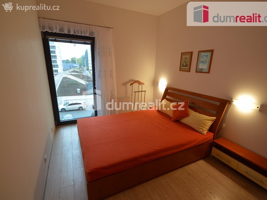 Pronájem bytu 3+kk 70 m^2 U Mlýnského kanálu, Praha 8 