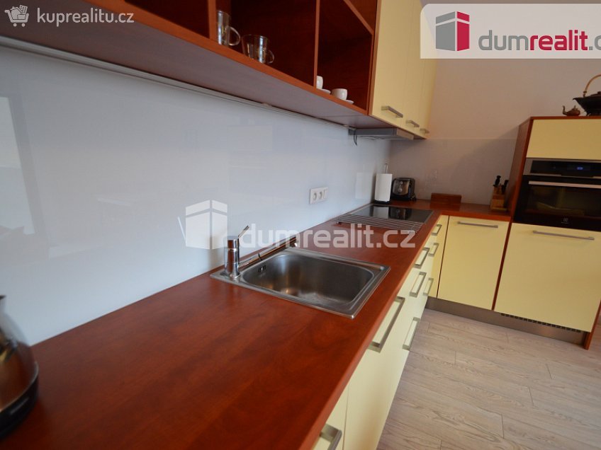 Pronájem bytu 3+kk 70 m^2 U Mlýnského kanálu, Praha 8 