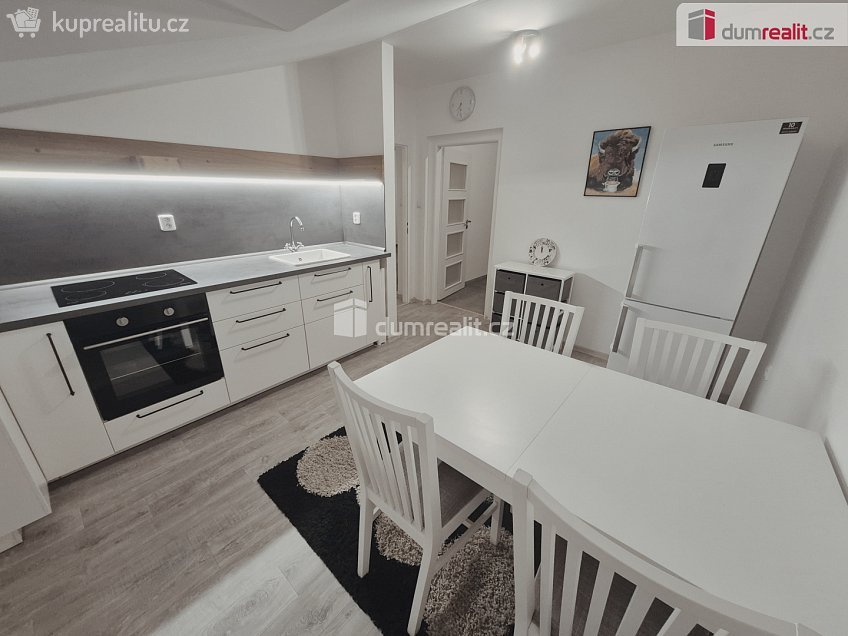 Pronájem bytu 2+1 57 m^2 Lužická, Hoštka 