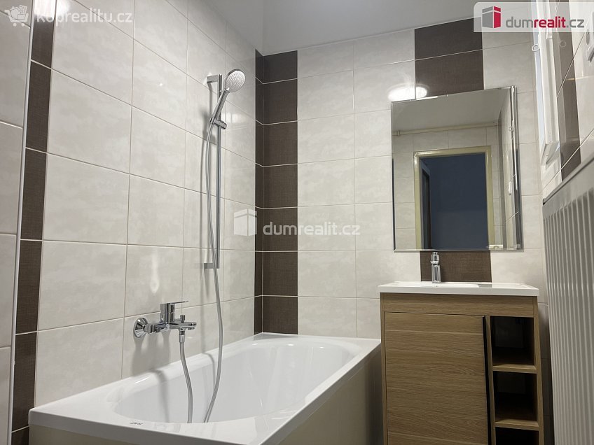 Pronájem bytu 2+1 70 m^2 Na Průhoně, Velvary 