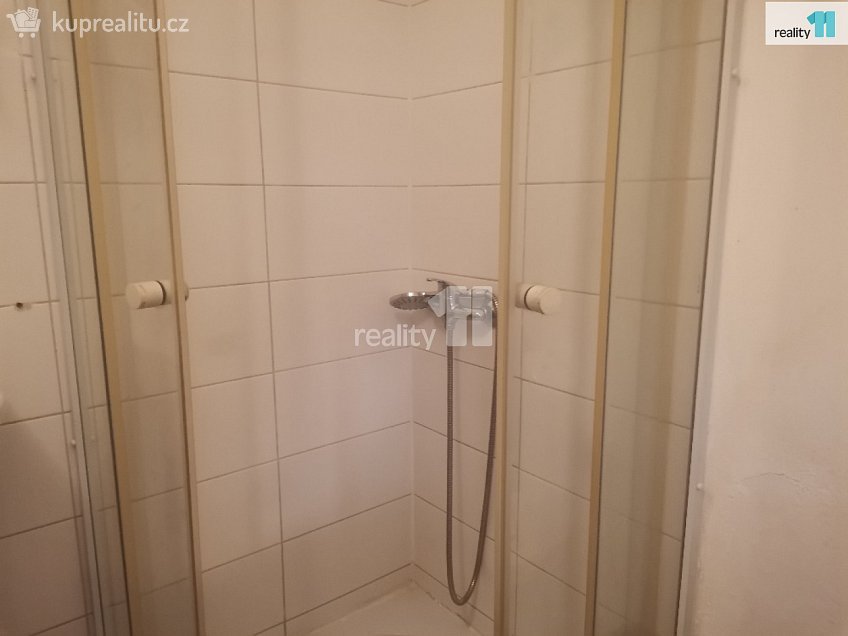 Pronájem bytu 1+kk 20 m^2 Českobrodská, Praha 9 