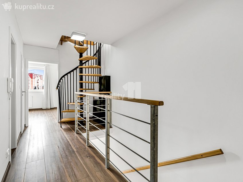 Prodej  rodinného domu 270 m^2 K hájovně, Praha-Libuš 