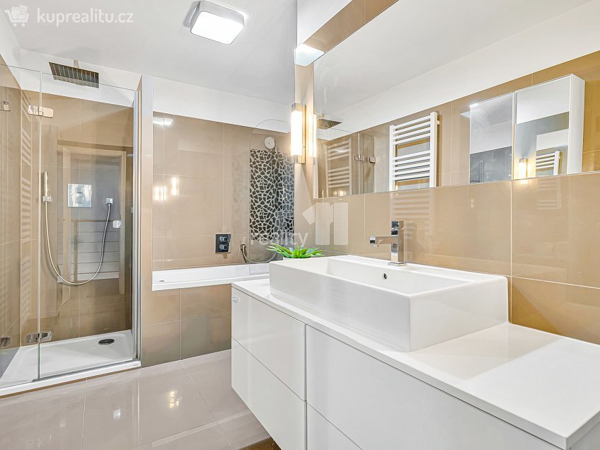 Prodej  rodinného domu 270 m^2 K hájovně, Praha-Libuš 