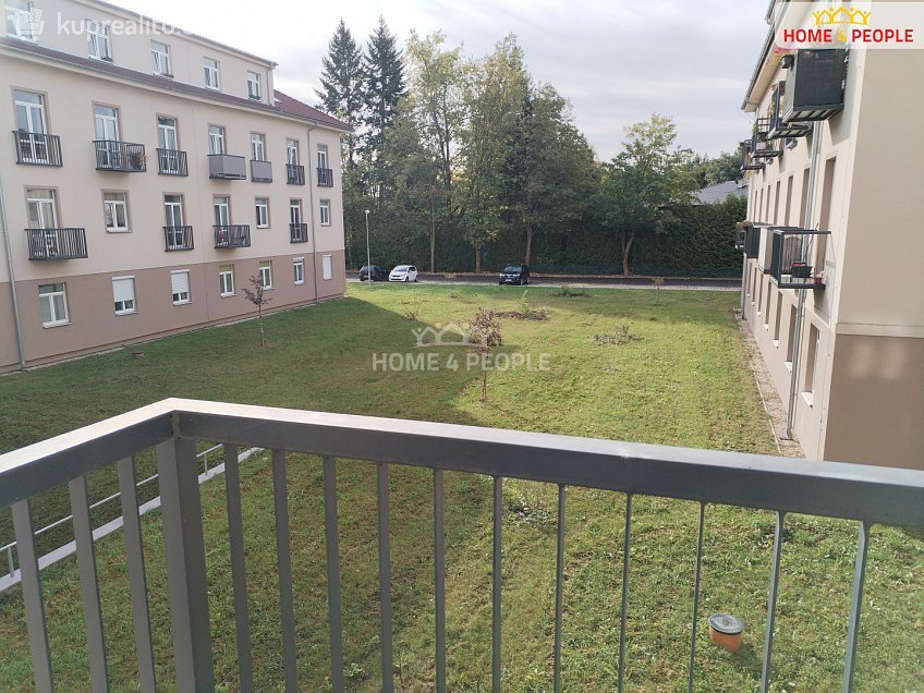 Pronájem bytu 1+kk 37 m^2 Slepá, Milovice 