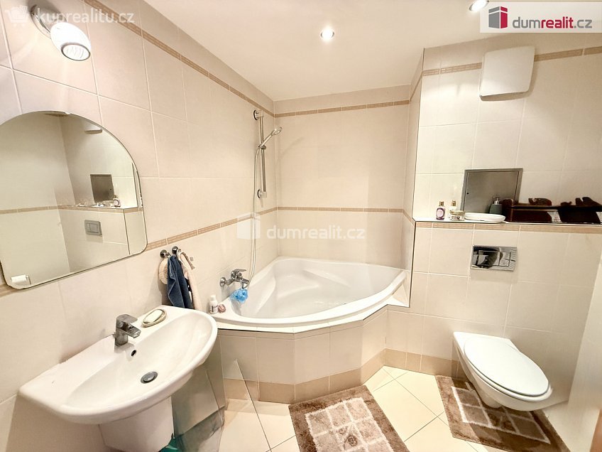 Pronájem bytu 2+kk 72 m^2 Miroslava Hajna, Praha 18 