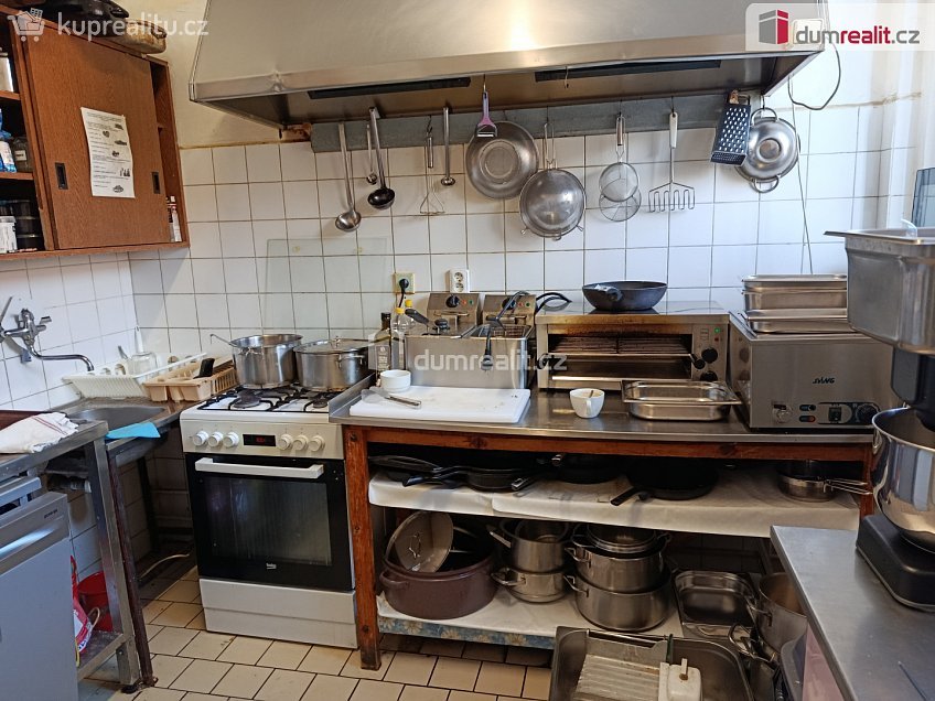 Pronájem  obchodních prostor 92 m^2 Davídkova, Praha 8 