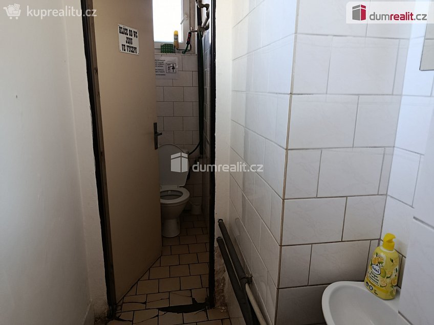 Pronájem  obchodních prostor 92 m^2 Davídkova, Praha 8 