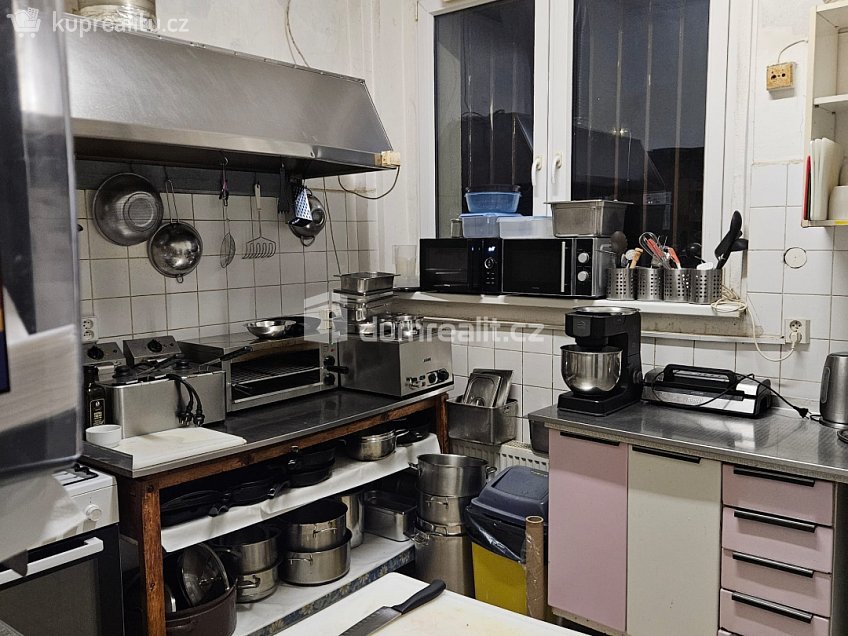 Pronájem  obchodních prostor 92 m^2 Davídkova, Praha 8 