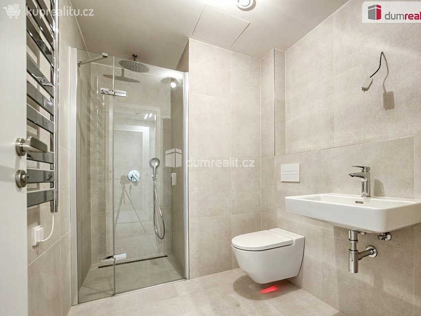 Pronájem bytu 1+kk 29 m^2 U Lihovaru, Praha 5 