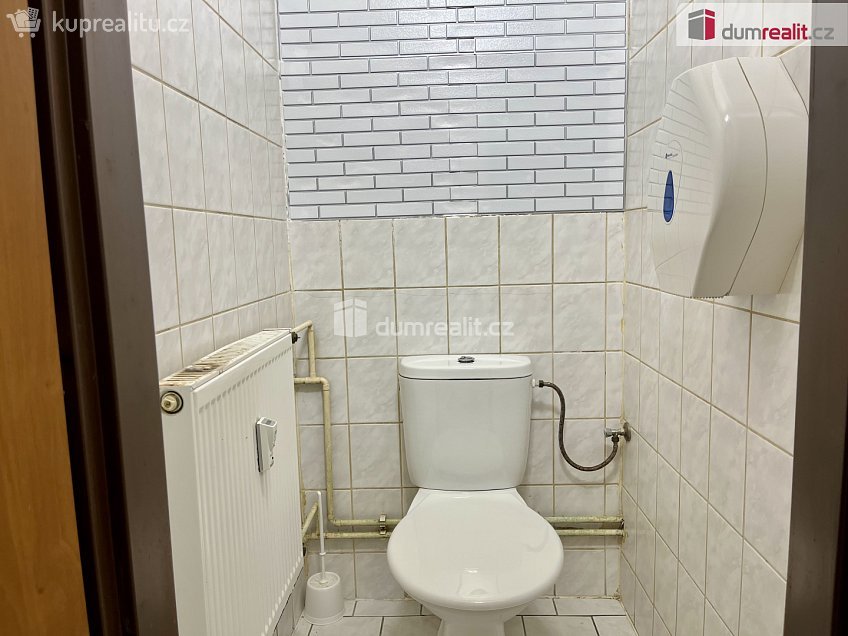 Pronájem  obchodních prostor 208 m^2 U Koupaliště, Karlovy Vary 