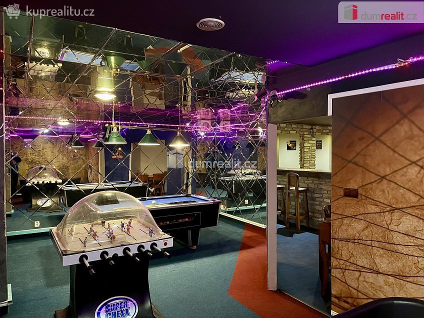 Pronájem  obchodních prostor 208 m^2 U Koupaliště, Karlovy Vary 