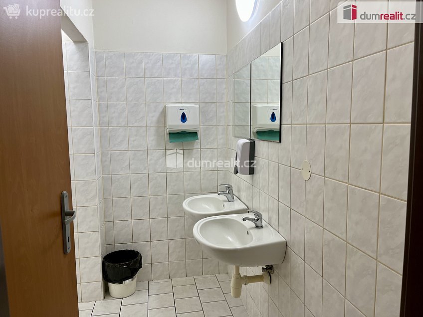 Pronájem  obchodních prostor 208 m^2 U Koupaliště, Karlovy Vary 