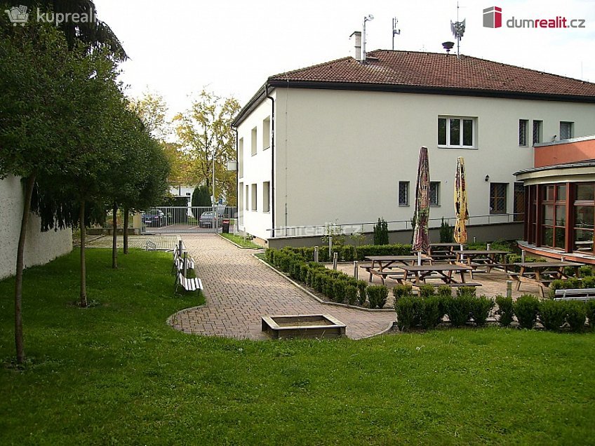 Pronájem  restauračního zařízení 230 m^2 Květnového povstání, Praha-Benice 