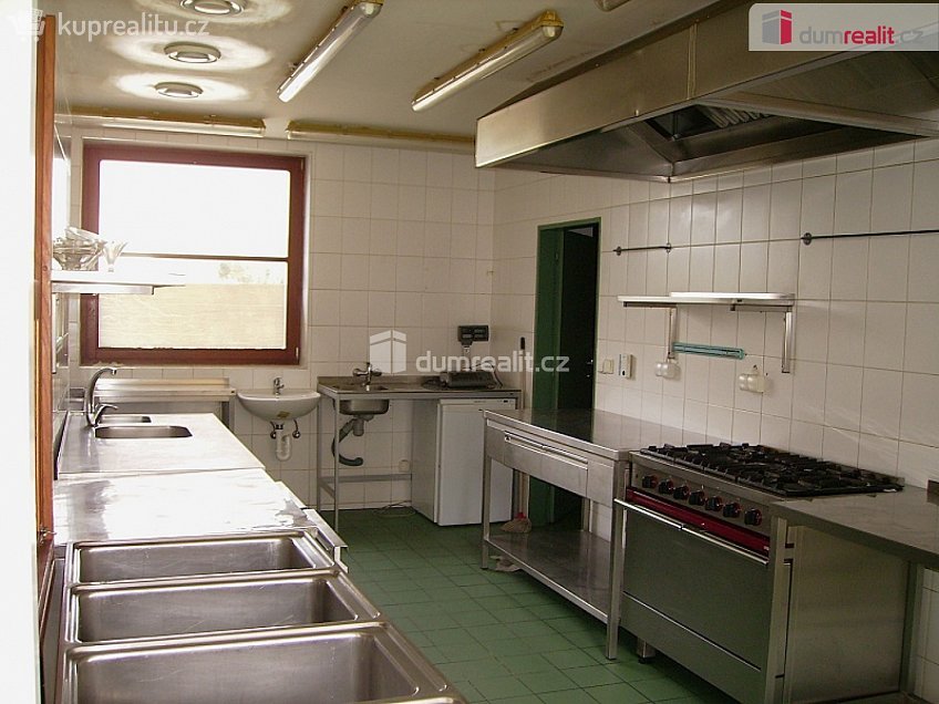 Pronájem  restauračního zařízení 230 m^2 Květnového povstání, Praha-Benice 