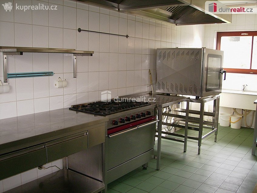 Pronájem  restauračního zařízení 230 m^2 Květnového povstání, Praha-Benice 