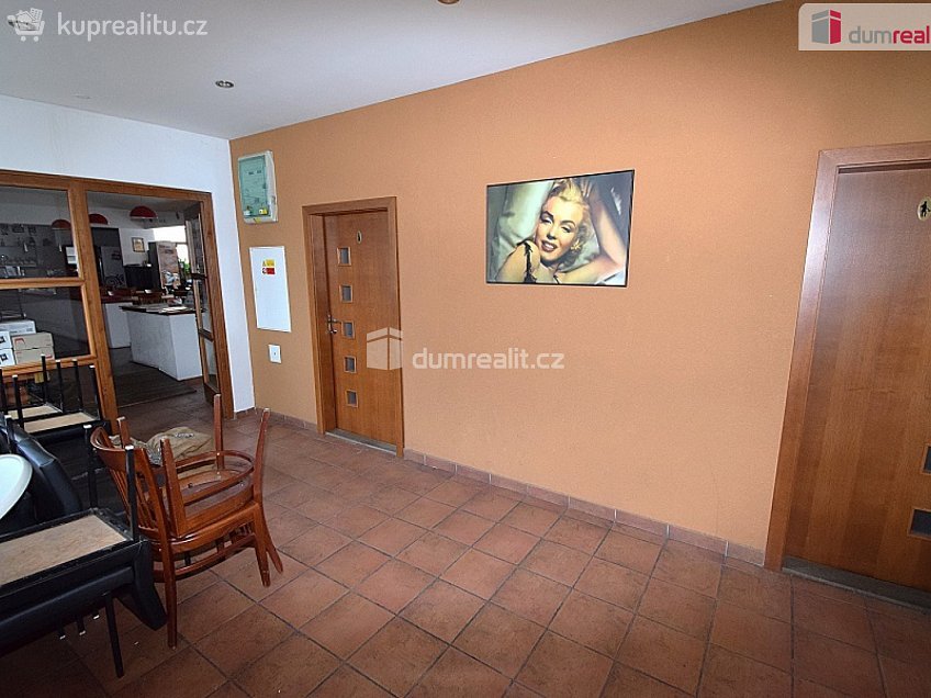 Pronájem  restauračního zařízení 230 m^2 Květnového povstání, Praha-Benice 