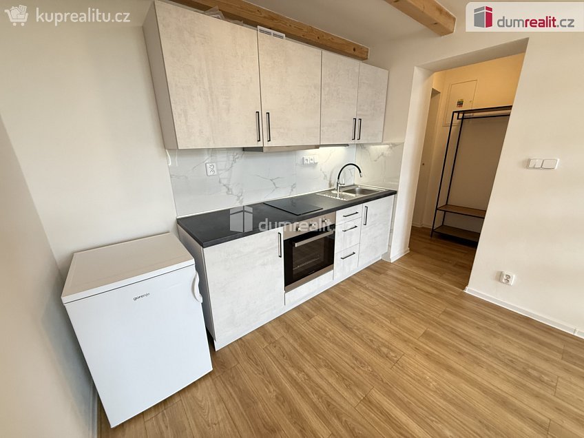 Pronájem bytu 1+kk 35 m^2 Na Valentince, Praha 5 