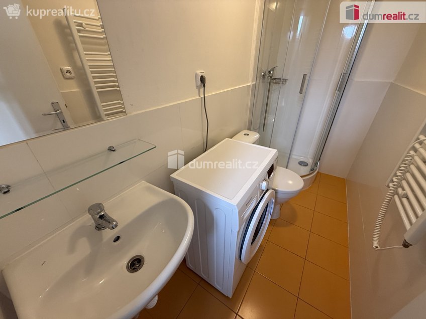 Pronájem bytu 1+kk 35 m^2 Na Valentince, Praha 5 