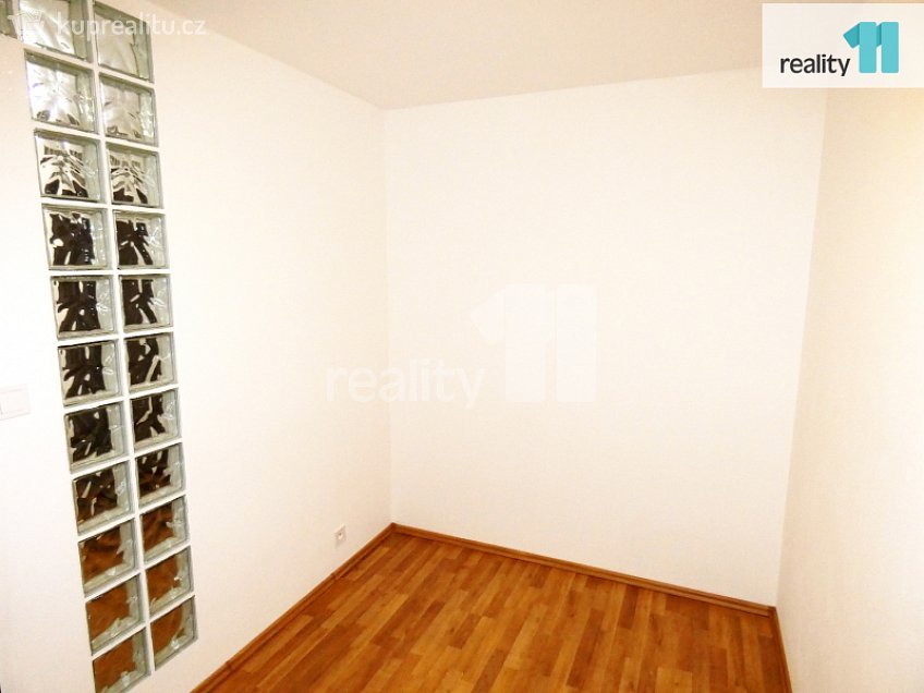 Pronájem bytu 3+kk 47 m^2 Nekvasilova, Praha 8 