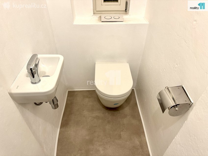 Pronájem bytu 2+kk 48 m^2 Na hrázi, Praha 8 