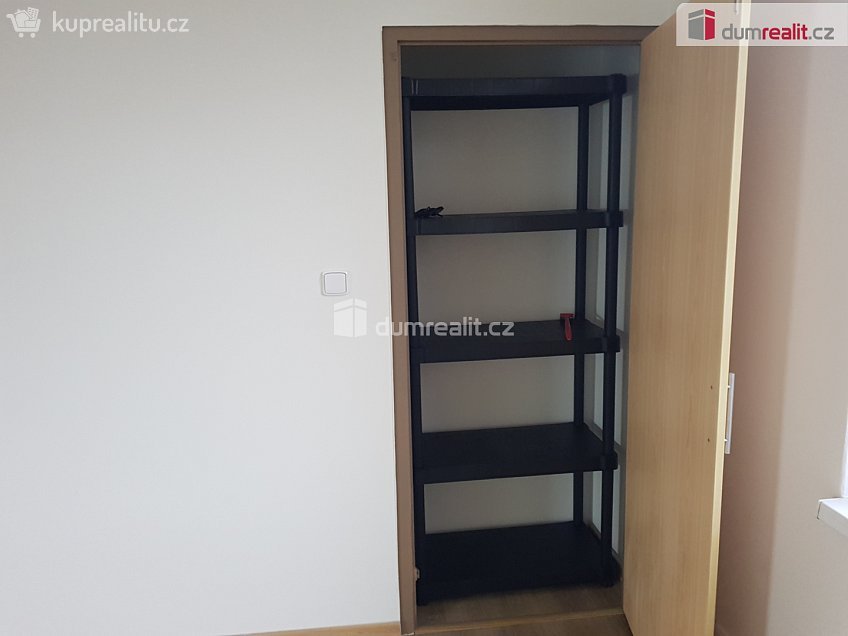 Pronájem bytu 1+kk 27 m^2 Přípotoční, Praha 10 