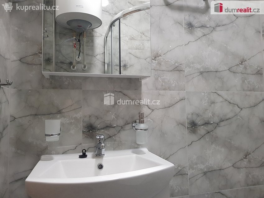 Pronájem bytu 1+kk 27 m^2 Přípotoční, Praha 10 