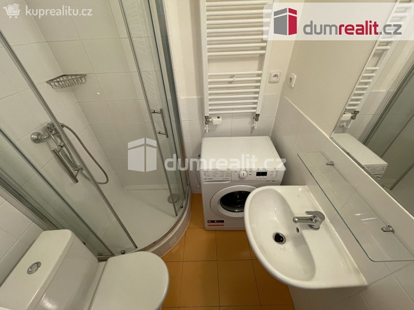 Pronájem bytu 1+kk 22 m^2 Kmochova, Praha 5 