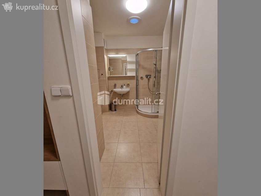 Pronájem bytu 2+kk 49 m^2 U Hostavického potoka, Praha 14 