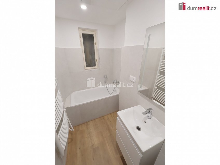 Pronájem bytu 2+kk 57 m^2 Mrštíkova, Praha 10 