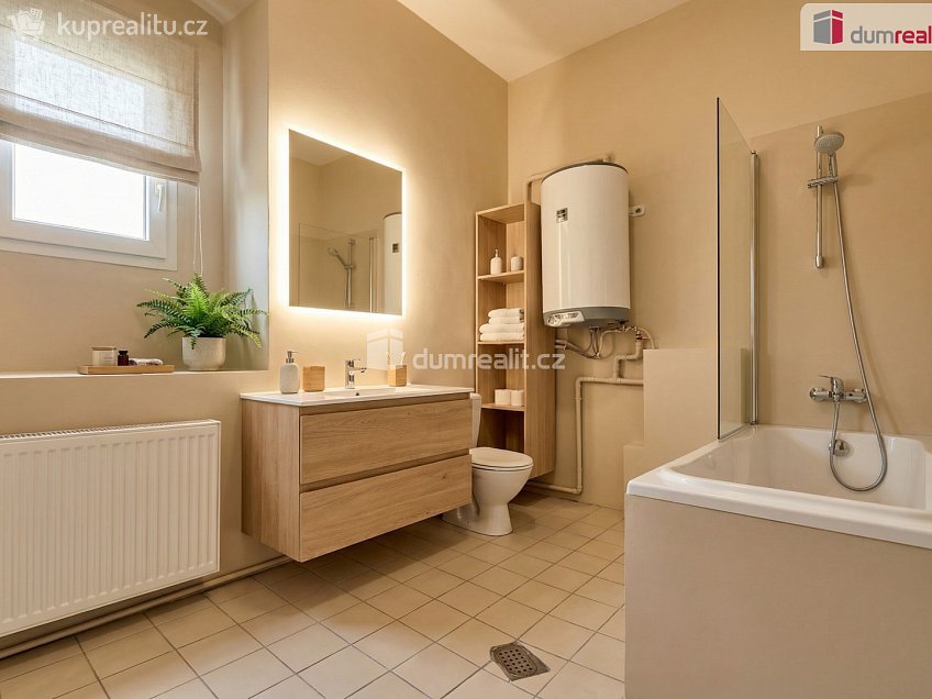 Prodej  rodinného domu 200 m^2 náměstí, Kravaře 