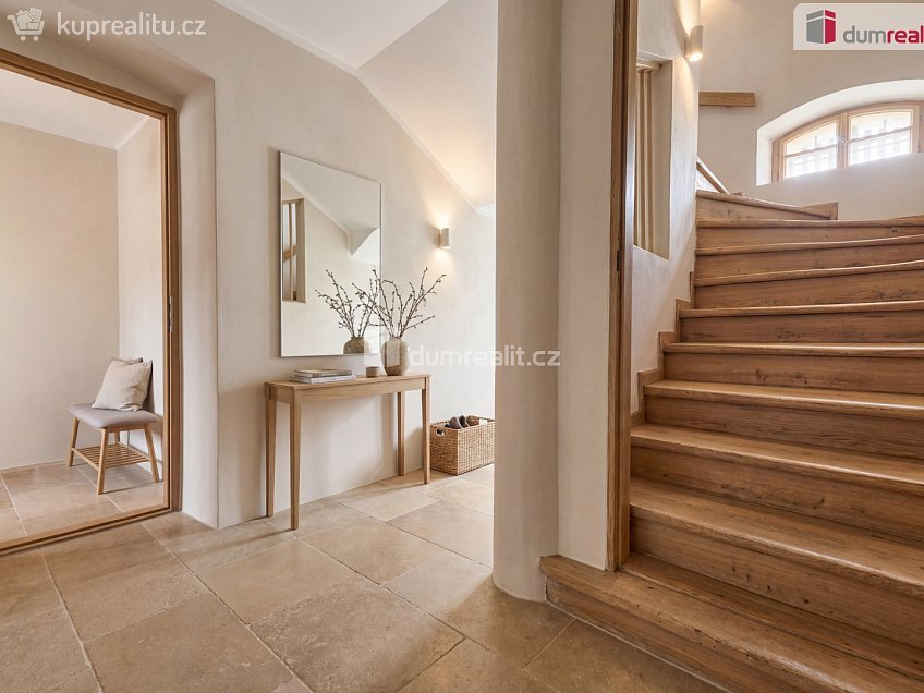 Prodej  rodinného domu 200 m^2 náměstí, Kravaře 