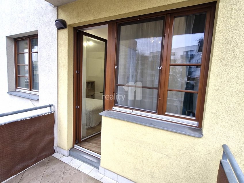 Pronájem bytu 1+kk 33 m^2 Vladycká, Praha 15 