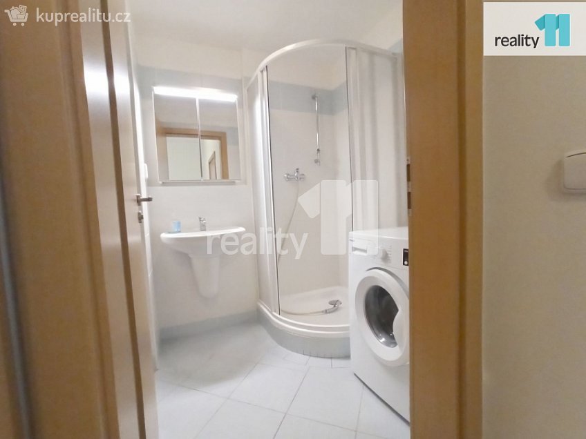 Pronájem bytu 1+kk 33 m^2 Vladycká, Praha 15 